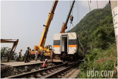 绿媒节目以“尸速列车”比喻台铁出轨列车，“蓝委”看不下去：向罹难者及其家属道歉！